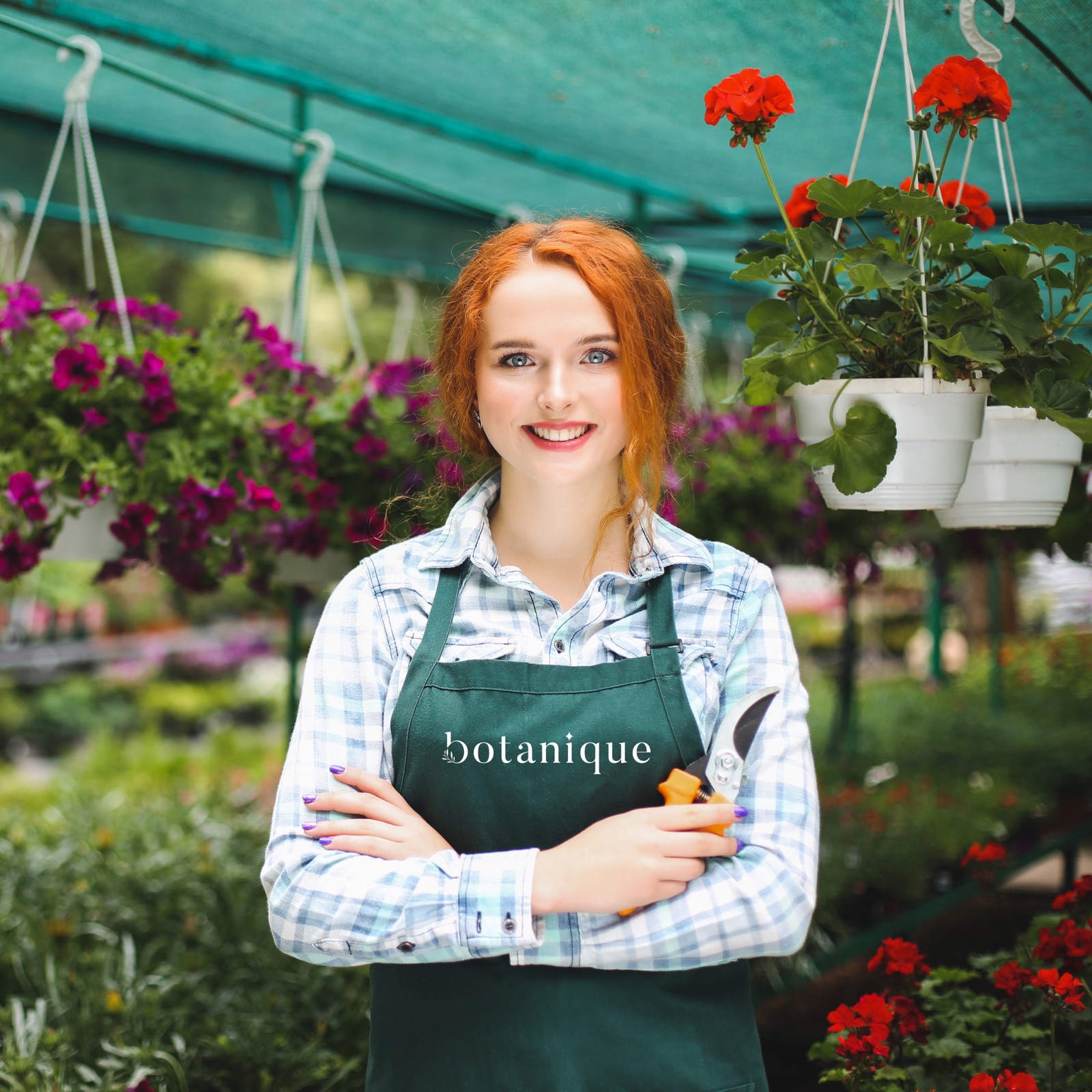 Une conseillère souriante dans une jardinerie fleurie.